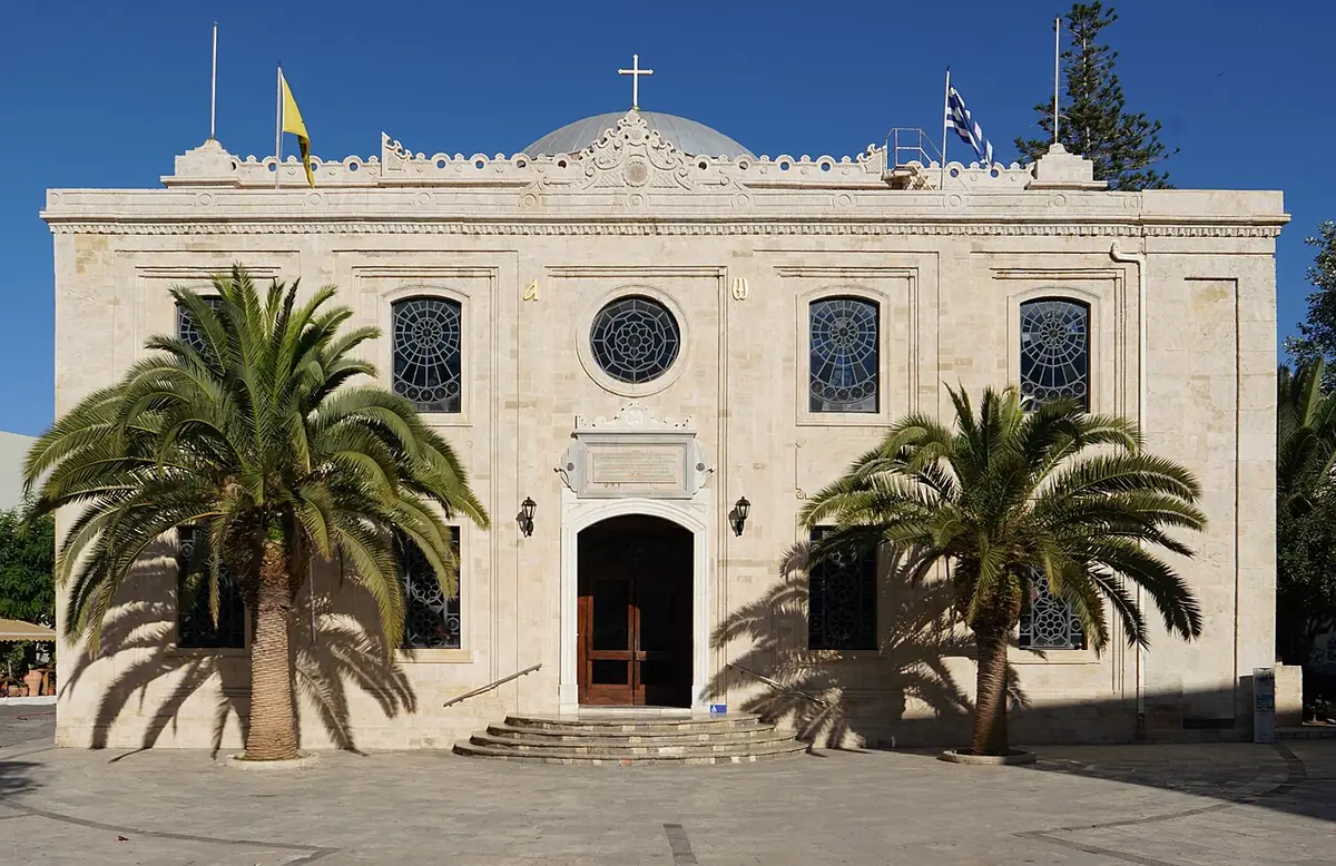 L’église Agios Titos, façade blanche bordée de palmiers à Héraclion