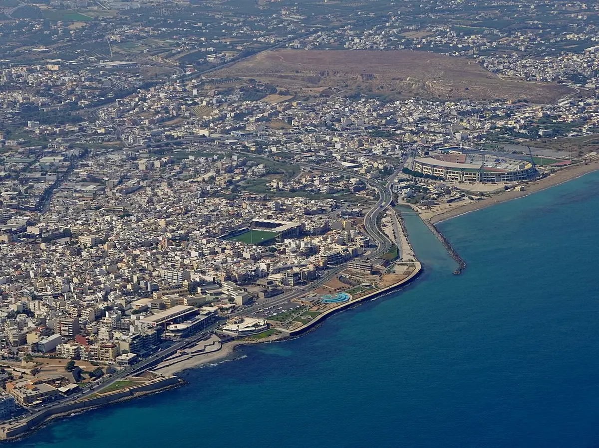 Vue aérienne d’Héraclion, ville côtière entre embouchure et littoral
