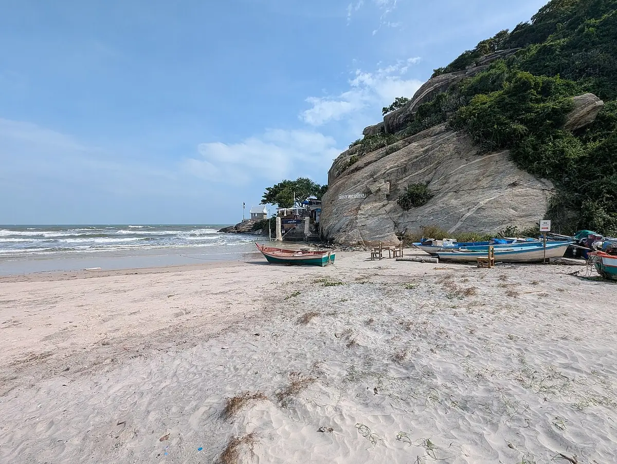 Une plage rocheuse de Hua Hin avec des barques de pêcheurs
