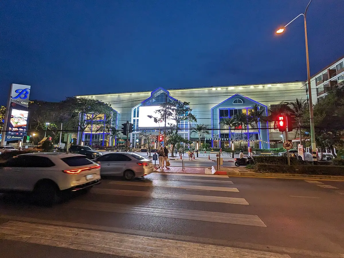 Une rue animée de Hua Hin le soir, près du centre commercial Bluport