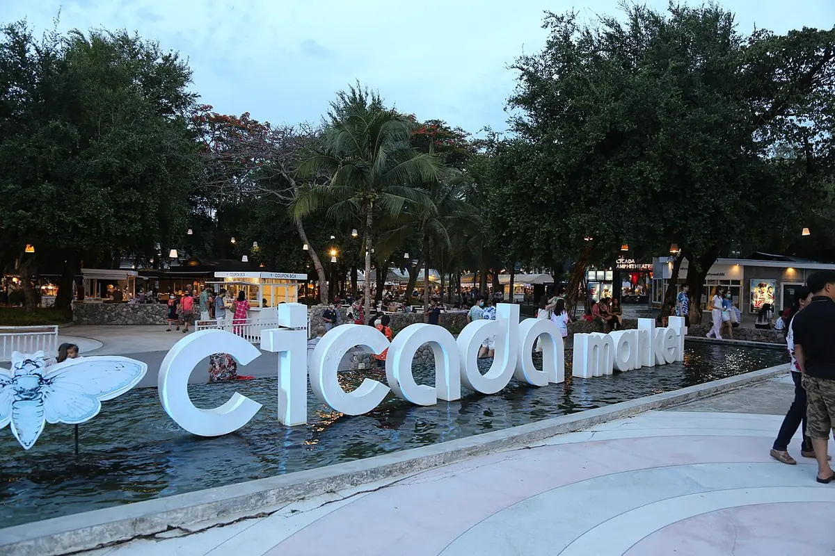 L’entrée du marché nocturne Cicada à Hua Hin, animée en soirée
