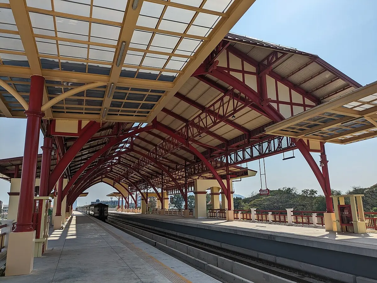 La gare ferroviaire de Hua Hin, avec son toit rouge caractéristique
