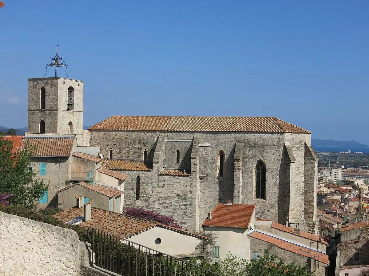 La collégiale Saint-Paul d’Hyères au-dessus des toits, la mer à l’horizon
