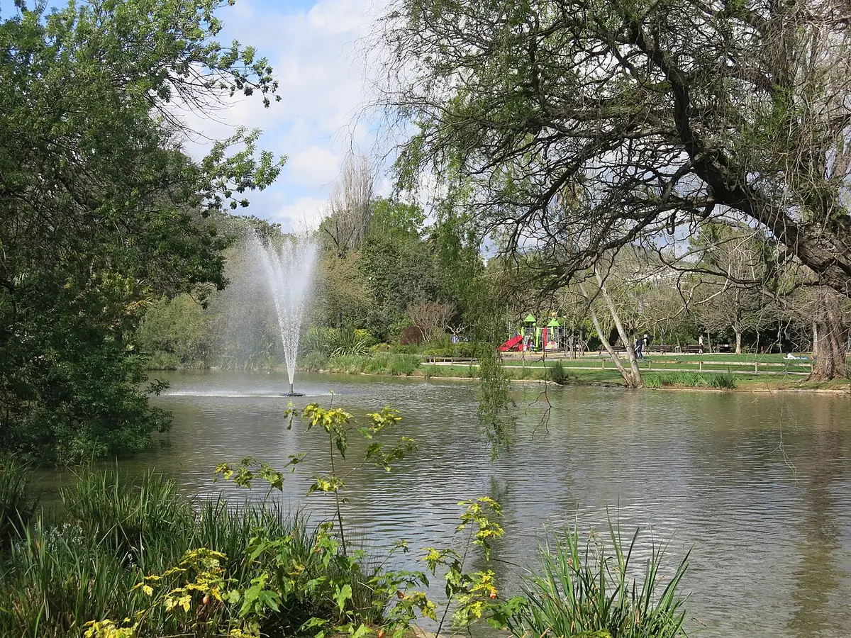 Étang et jet d’eau du parc Olbius-Riquier à Hyères, entourés d’arbres