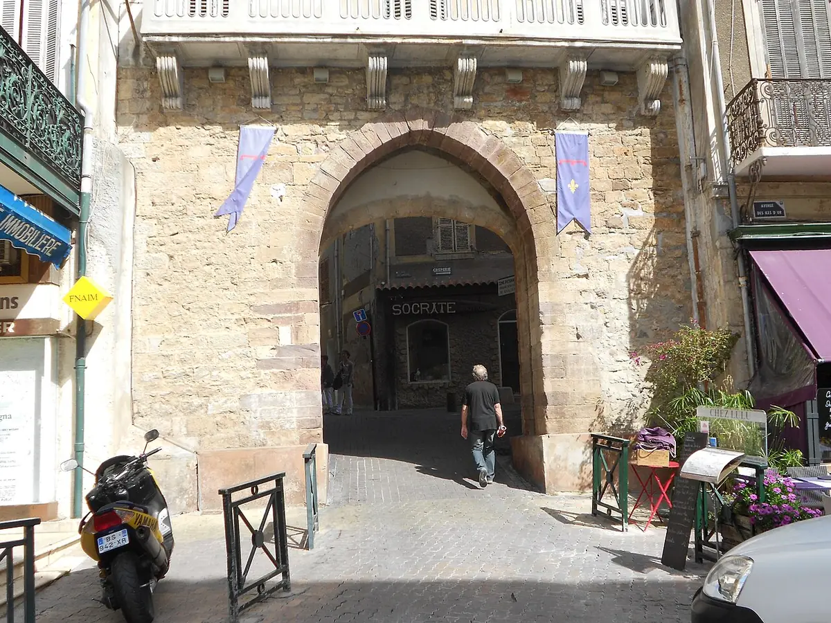La porte du Fenouillet à Hyères, arche en pierre ouvrant sur une rue de la vieille ville