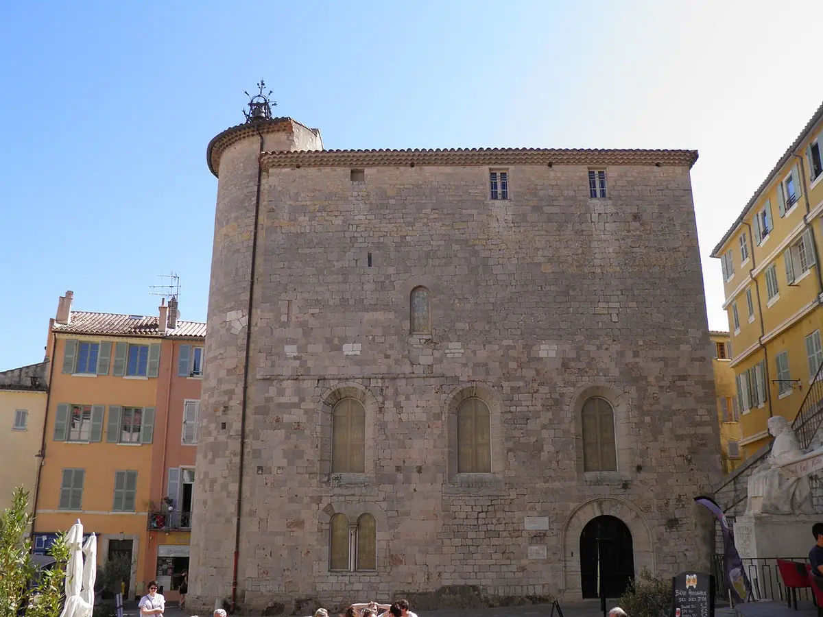 La tour des Templiers à Hyères, entourée de façades colorées