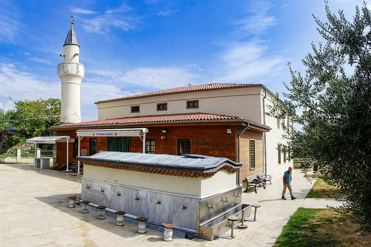 La mosquée de Kazlıçeşme, avec son minaret et son jardin