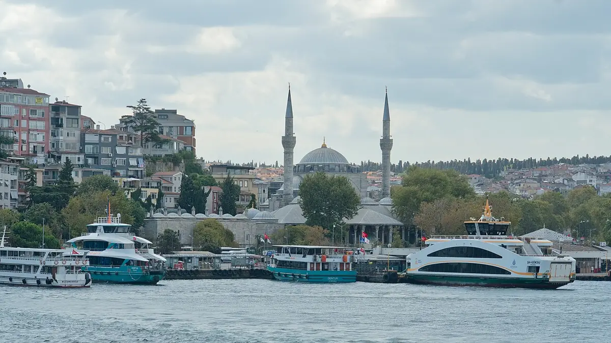 La mosquée Mihrimah Sultan vue du Bosphore, à Üsküdar