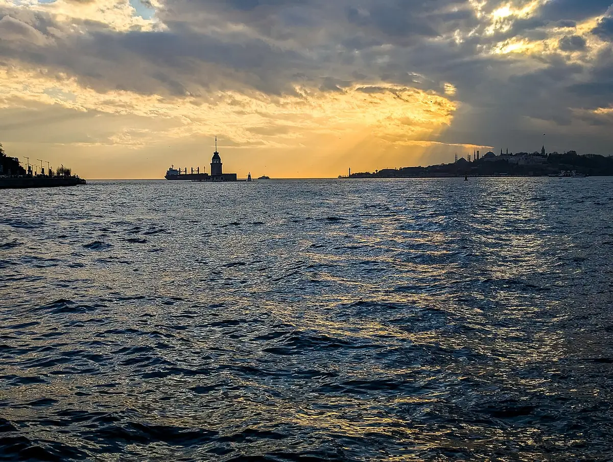 Coucher de soleil sur le Bosphore, silhouette de la tour de Léandre