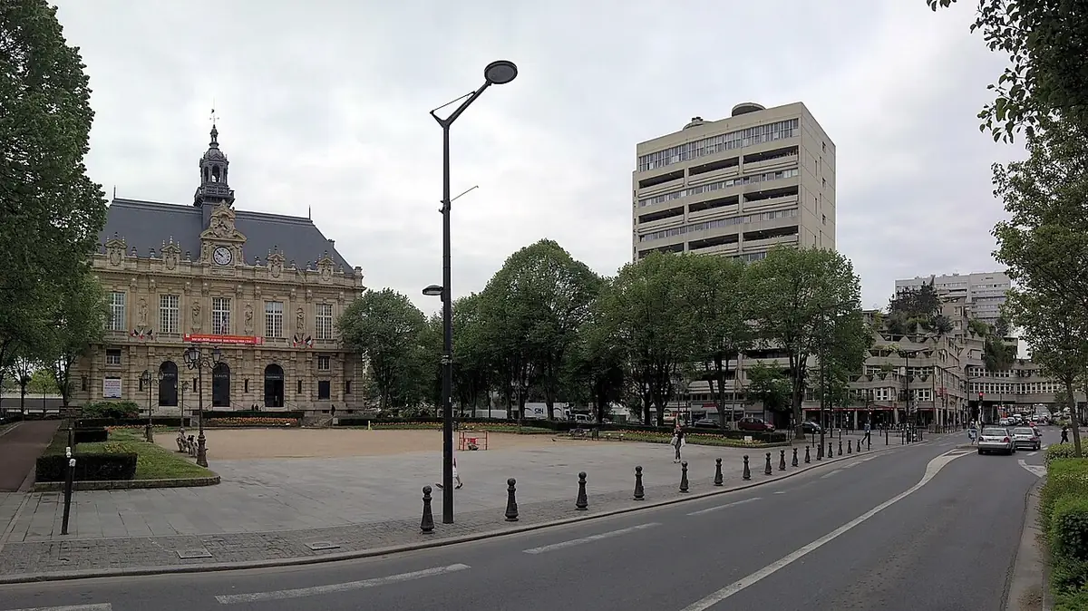 La mairie d’Ivry-sur-Seine sur sa place, avec les immeubles du centre-ville en arrière-plan