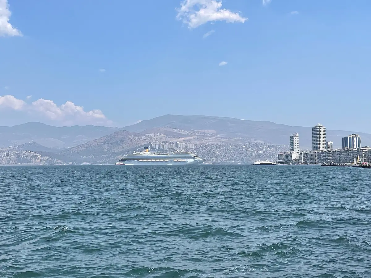 Le golfe d’İzmir vu depuis un ferry, ville et montagnes en arrière-plan