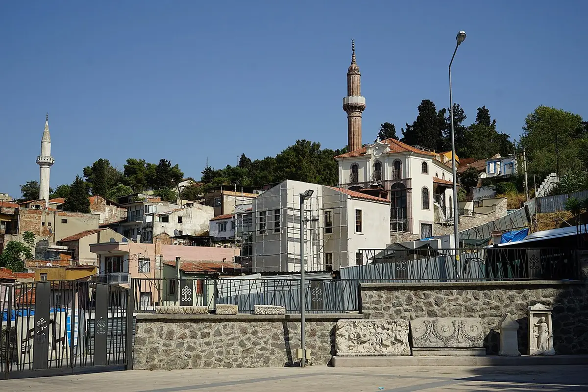 Des maisons colorées à flanc de colline, avec des minarets, à İzmir