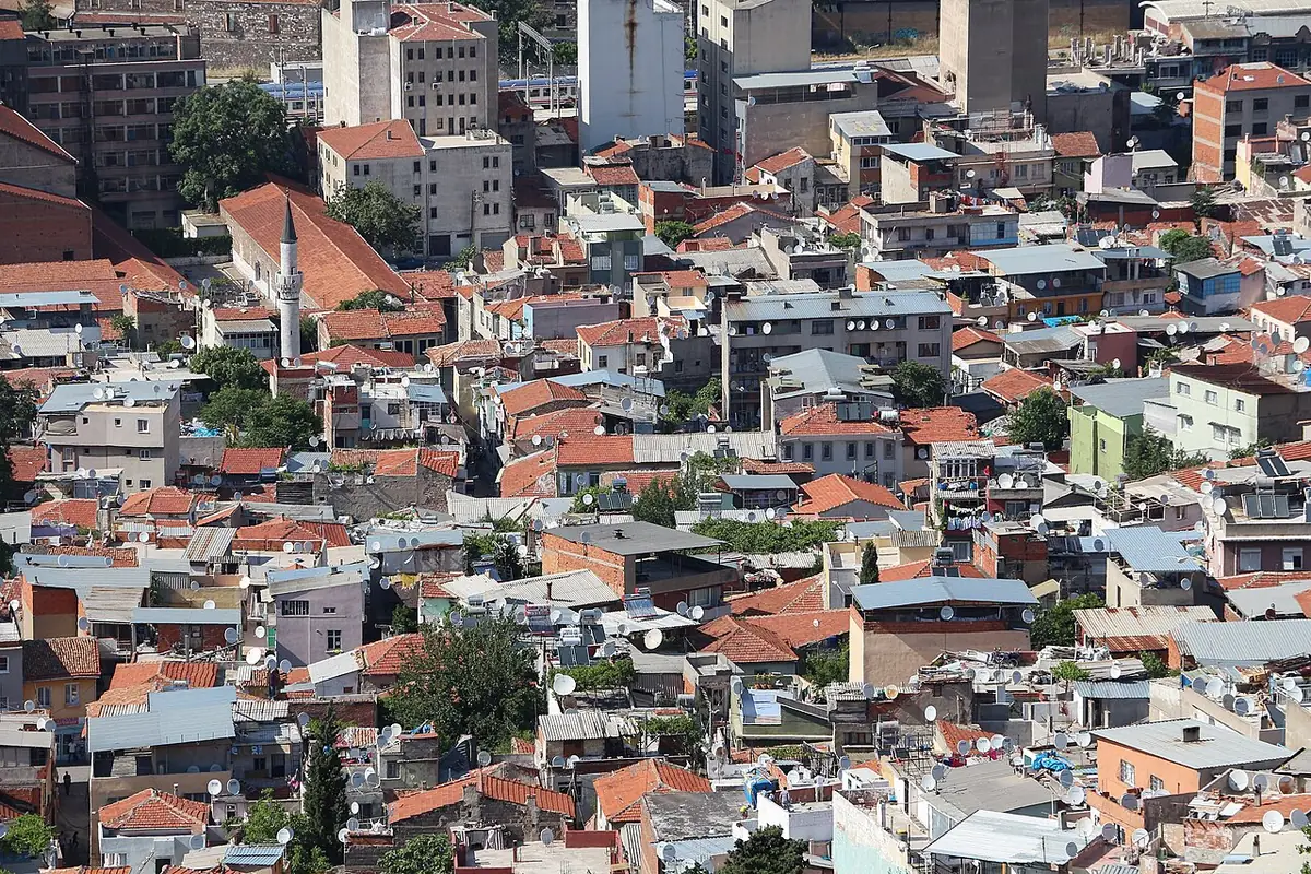 Vue aérienne d’un quartier dense aux toits rouges à İzmir