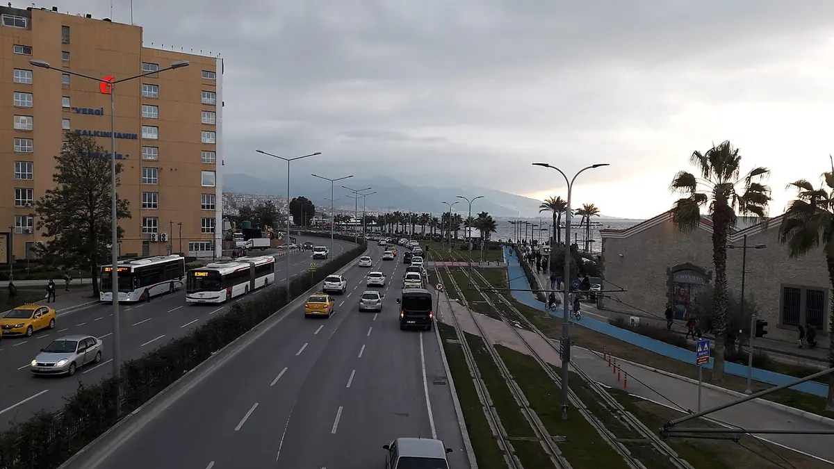 Le boulevard côtier Mustafa Kemal à İzmir, bordé de palmiers et d’immeubles