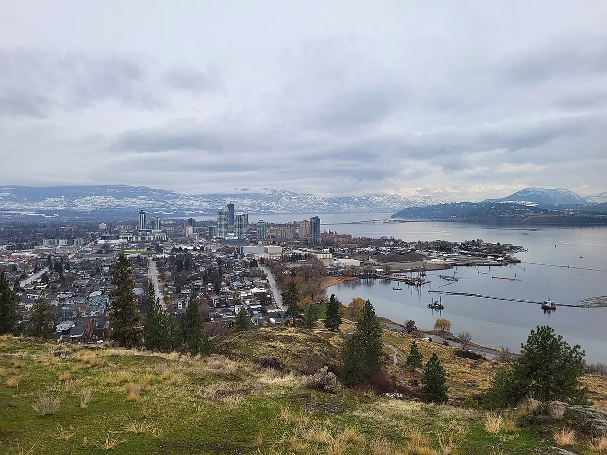 Vue sur le centre-ville de Kelowna et le lac depuis les hauteurs du parc Knox Mountain