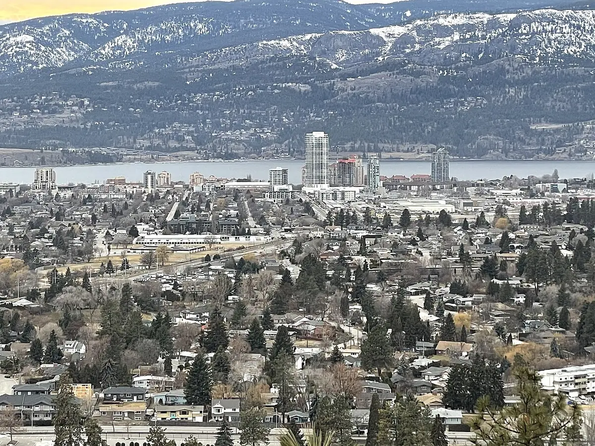 Quartiers résidentiels de Kelowna vus d’en haut, tours du centre-ville et lac en arrière-plan