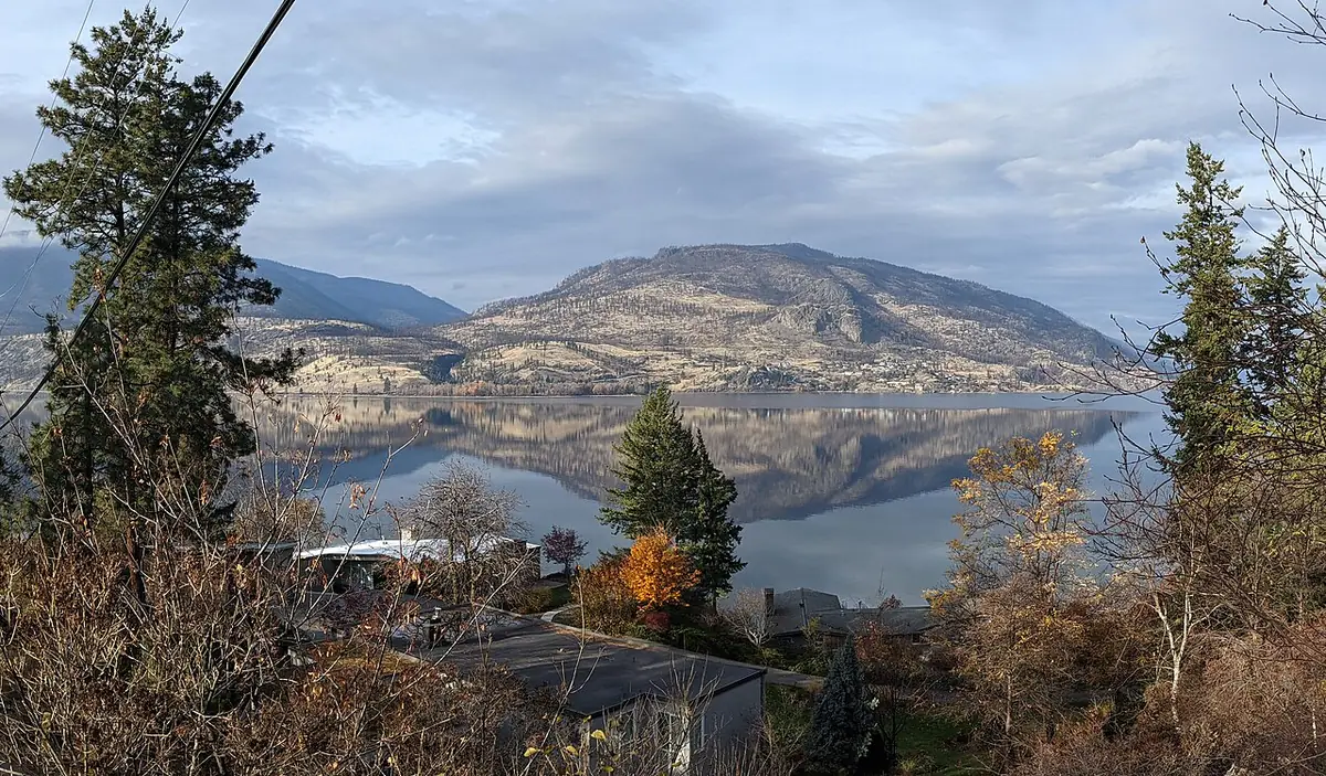 Le lac Okanagan et ses collines vus depuis Poplar Point à Kelowna, entre les arbres