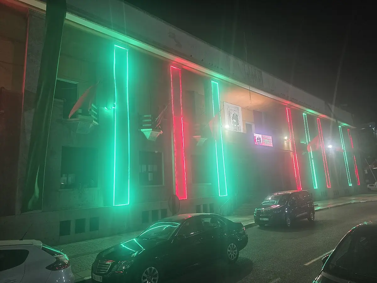 Le Palais municipal de Kénitra illuminé de nuit