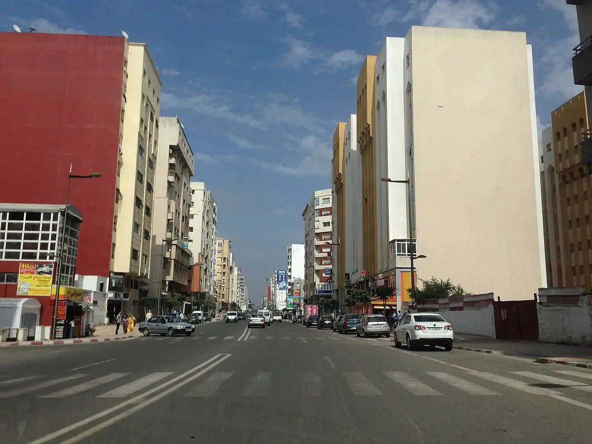 L’avenue Mohamed V à Kénitra, bordée d’arbres et d’immeubles