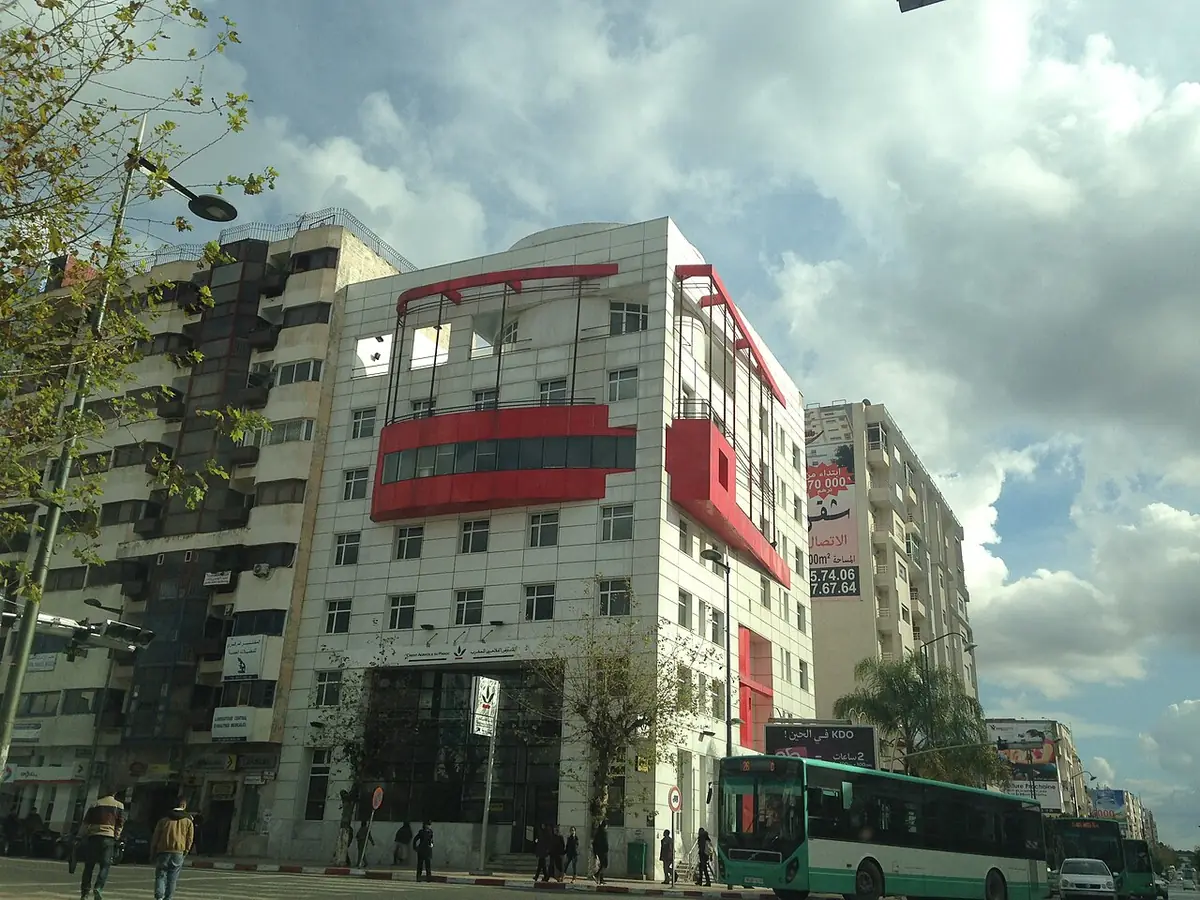 Le centre-ville de Kénitra, immeubles et bus dans la rue principale
