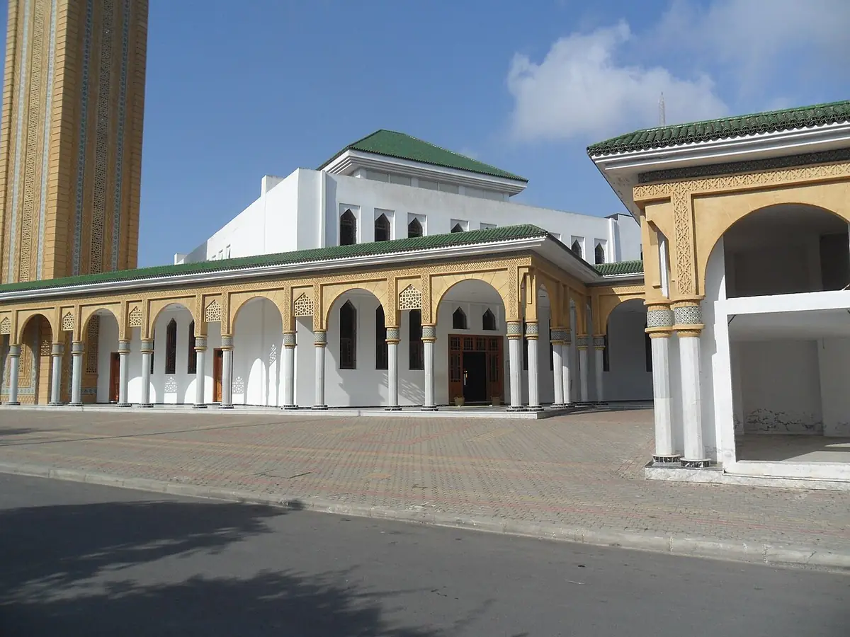 La mosquée Lalla Khadija à Kénitra, avec ses arcades blanches