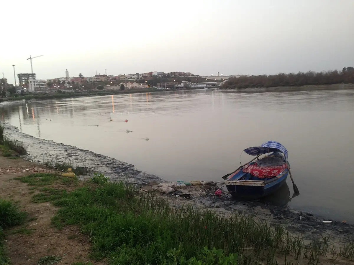 Le fleuve Sebou avec une barque échouée sur la rive à Kénitra