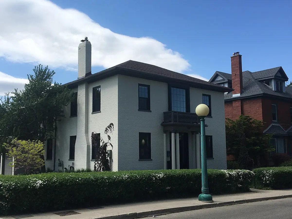 Une maison victorienne avec cheminée et pelouse à Kitchener