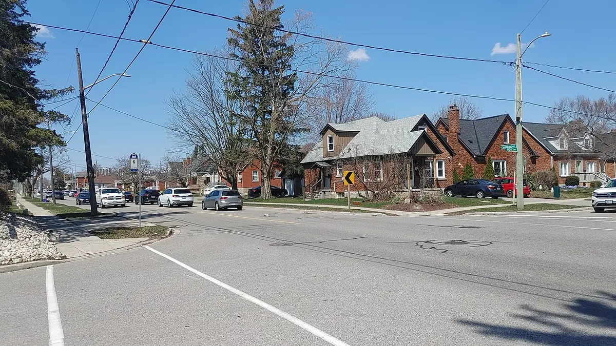 Un carrefour résidentiel à Kitchener, maisons et voitures