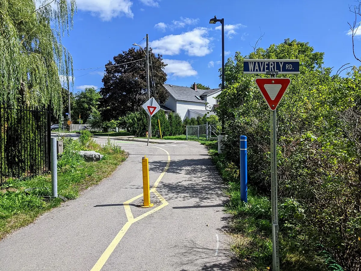 Une piste cyclable menant vers un quartier résidentiel à Kitchener