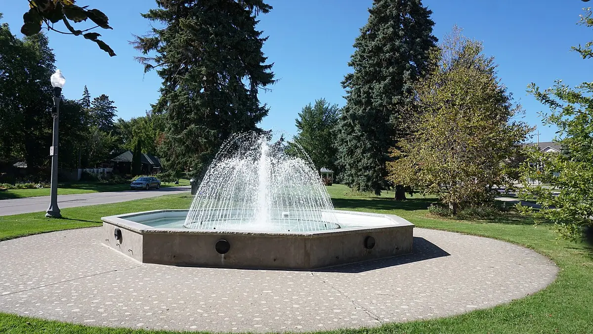 La fontaine des Rockway Gardens à Kitchener, entourée d’arbres