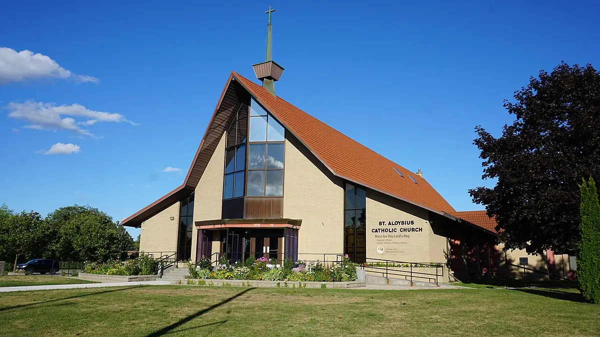 L’église St. Aloysius à Kitchener, sous un ciel bleu