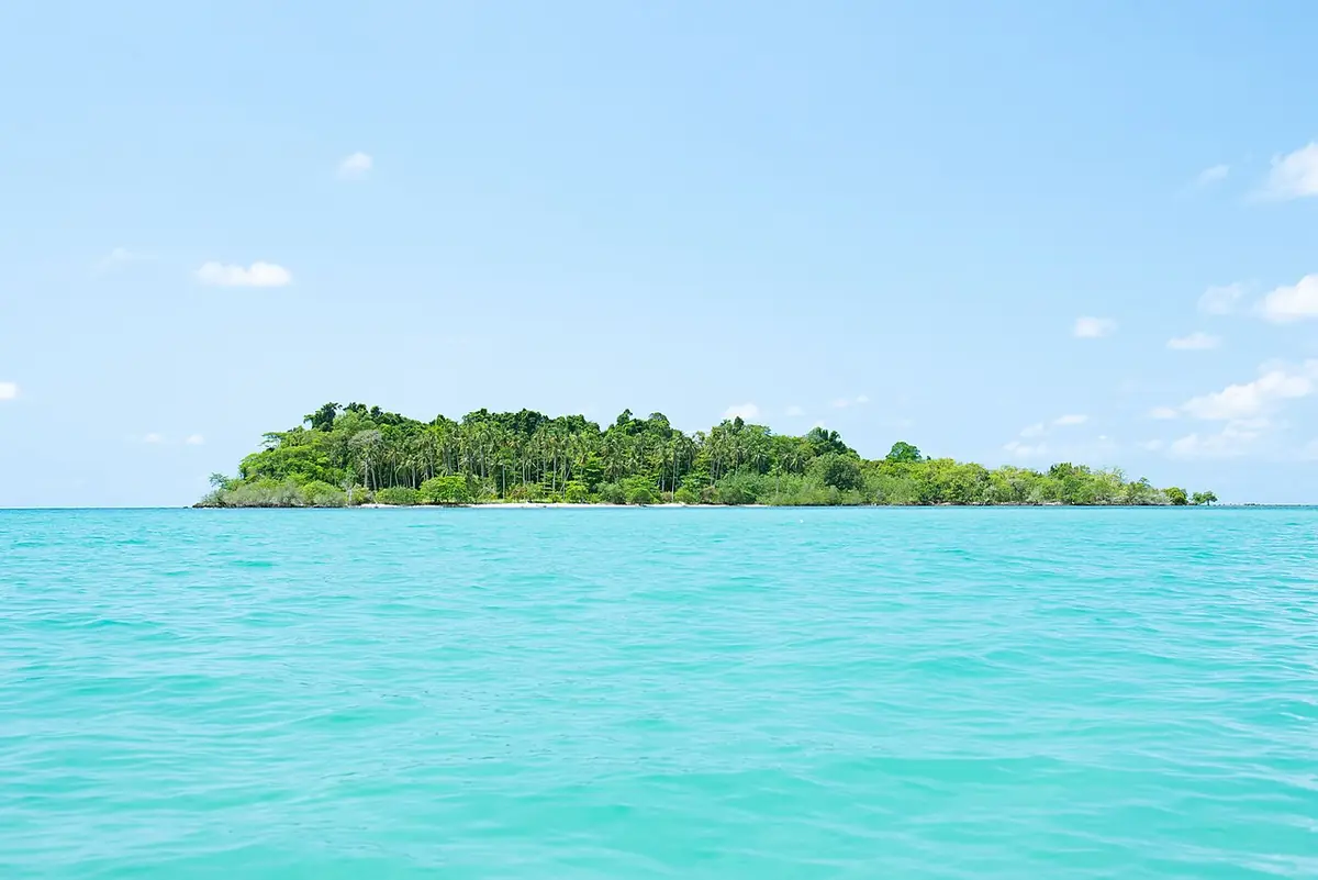 Un îlot verdoyant au large de Koh Chang, dans une mer turquoise
