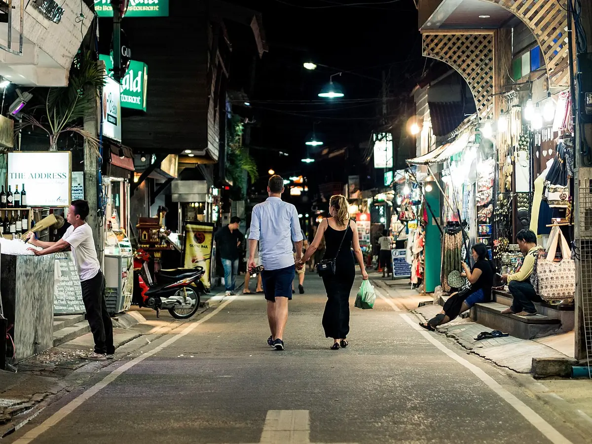 Une rue de marché nocturne animée à Koh Samui