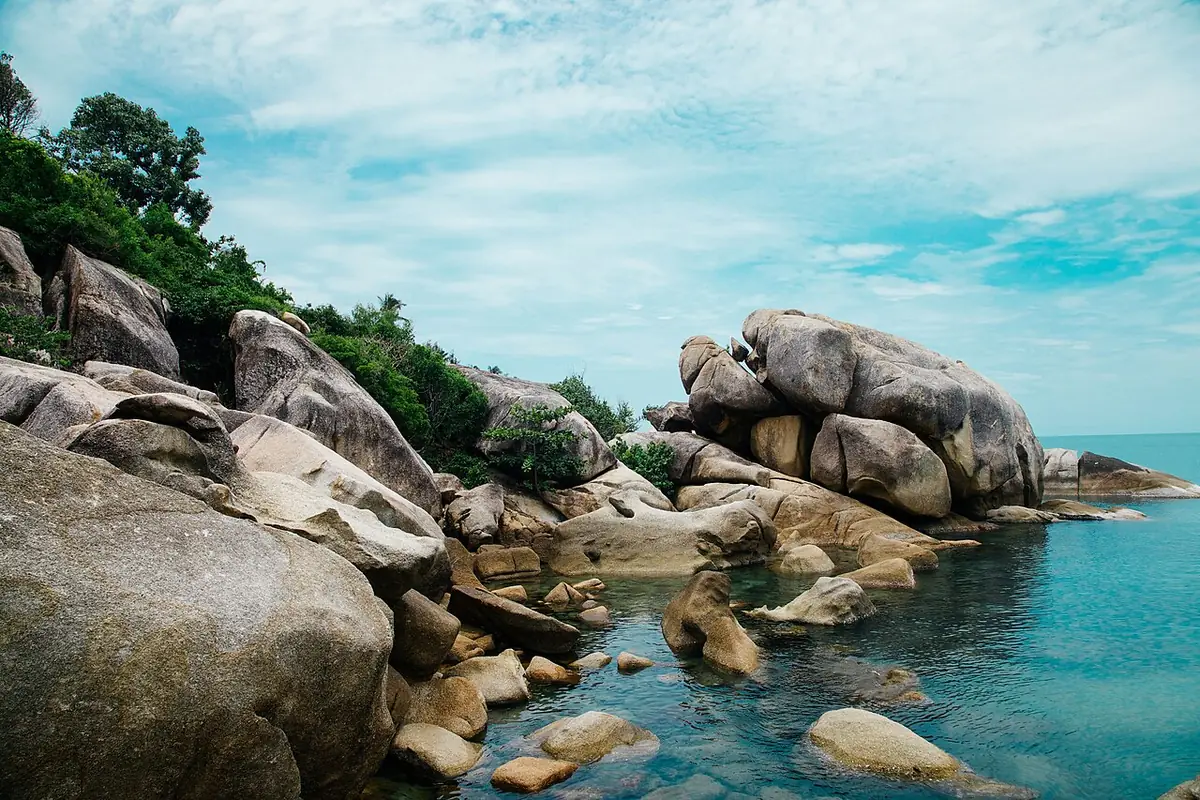 Littoral rocheux et eau turquoise à Koh Samui