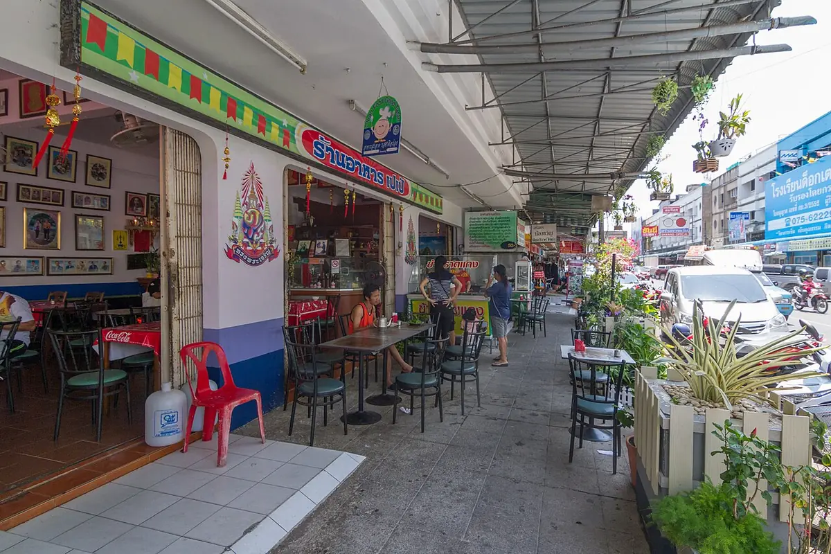 Une rue commerçante animée de Krabi Town, bordée d’échoppes