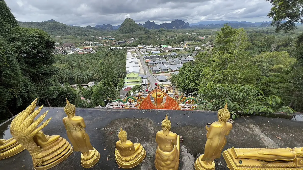 Vue depuis un temple perché au-dessus de la ville de Krabi et de ses montagnes karstiques