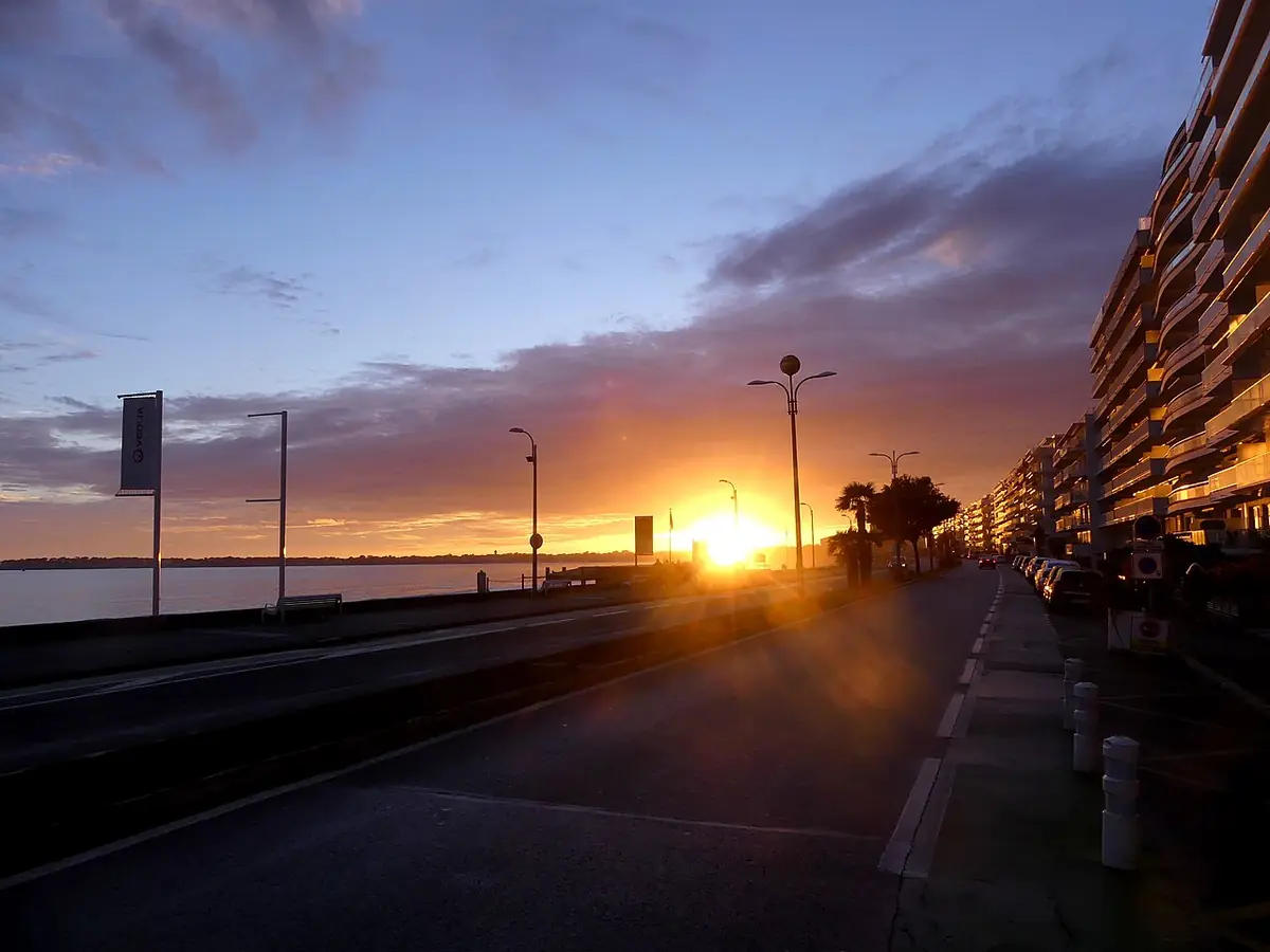 Le front de mer de La Baule au coucher du soleil, bordé d’immeubles face à la baie