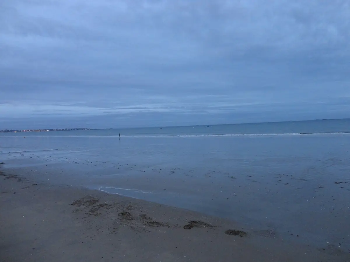 La plage de La Baule au crépuscule, mer calme et sable mouillé