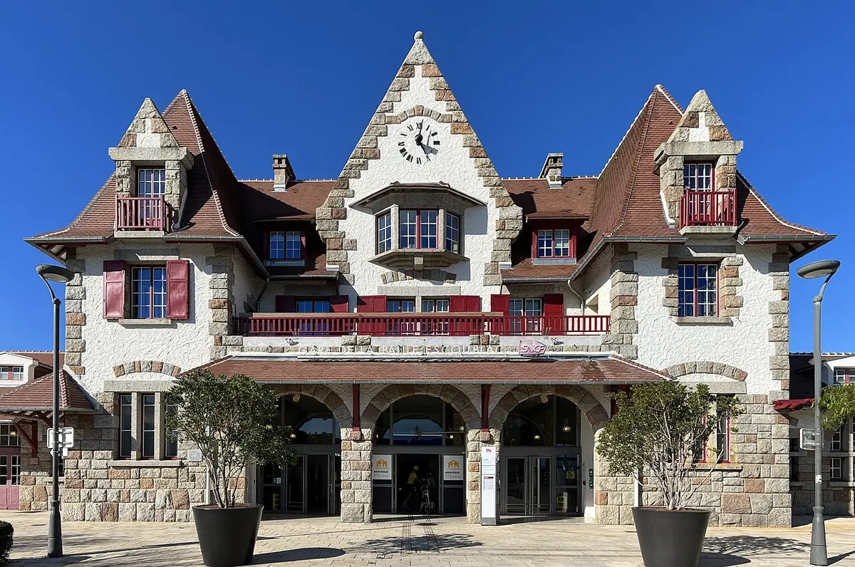 La gare de La Baule-Escoublac, bâtiment à pignons et horloge sous un ciel bleu