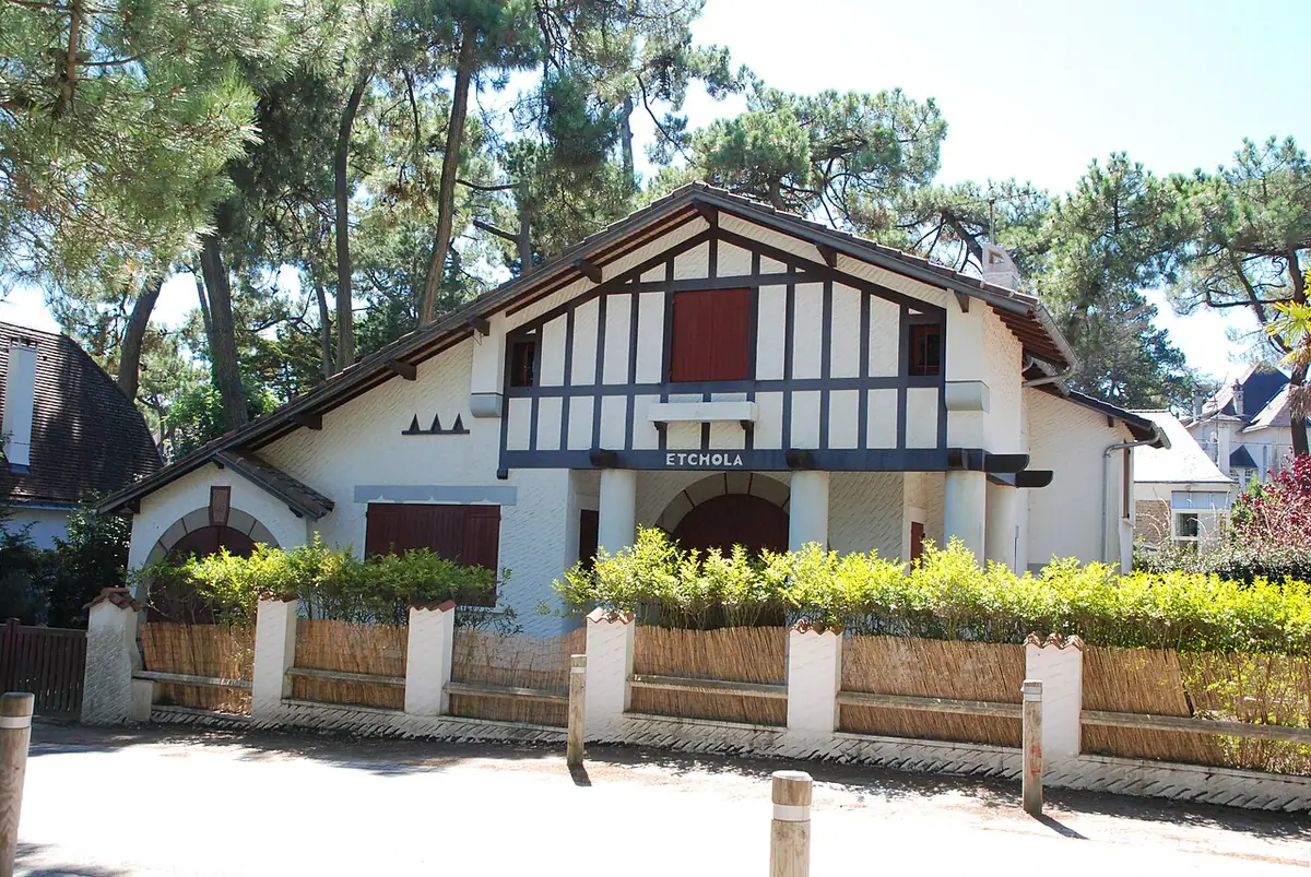 La villa Etchola à La Baule, villa à colombages entourée de pins