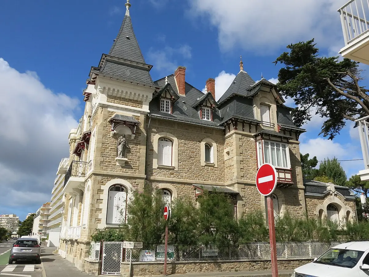 La villa Ker Vary à La Baule, grande villa en pierre à tourelles au coin d’une rue