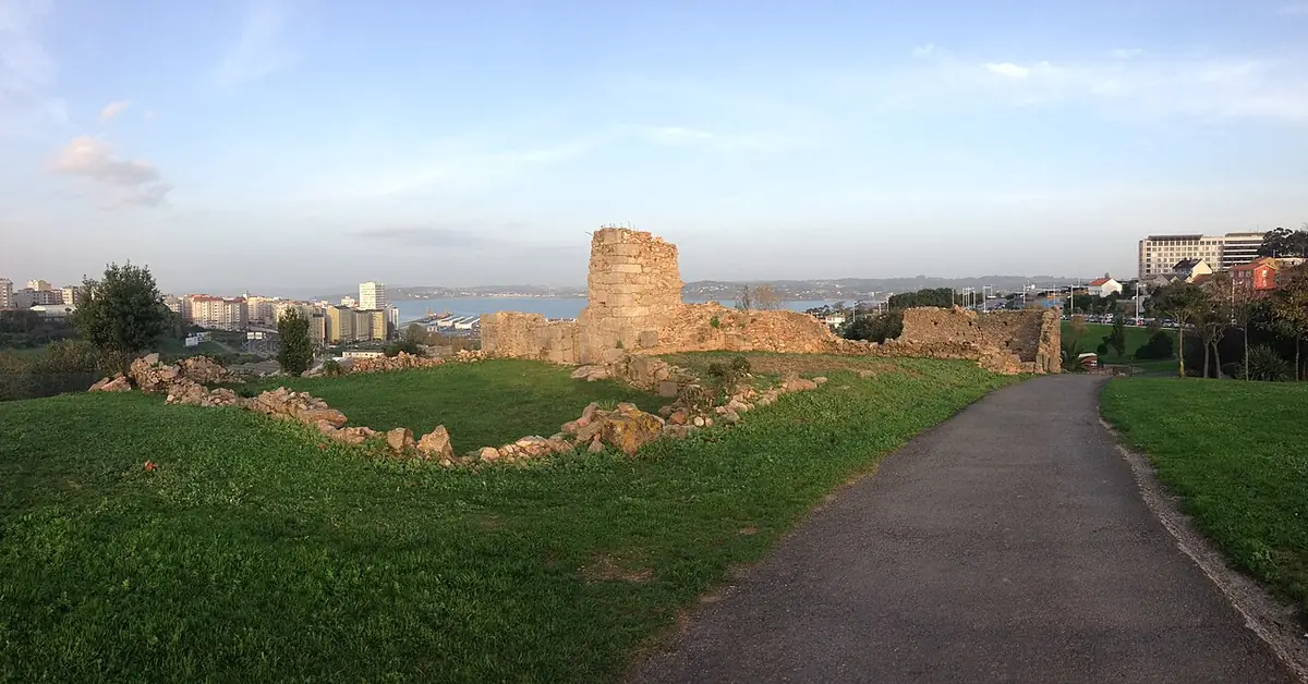 Chemin menant aux ruines du fort de Valparaíso sur une pelouse, la ville et l’eau au loin
