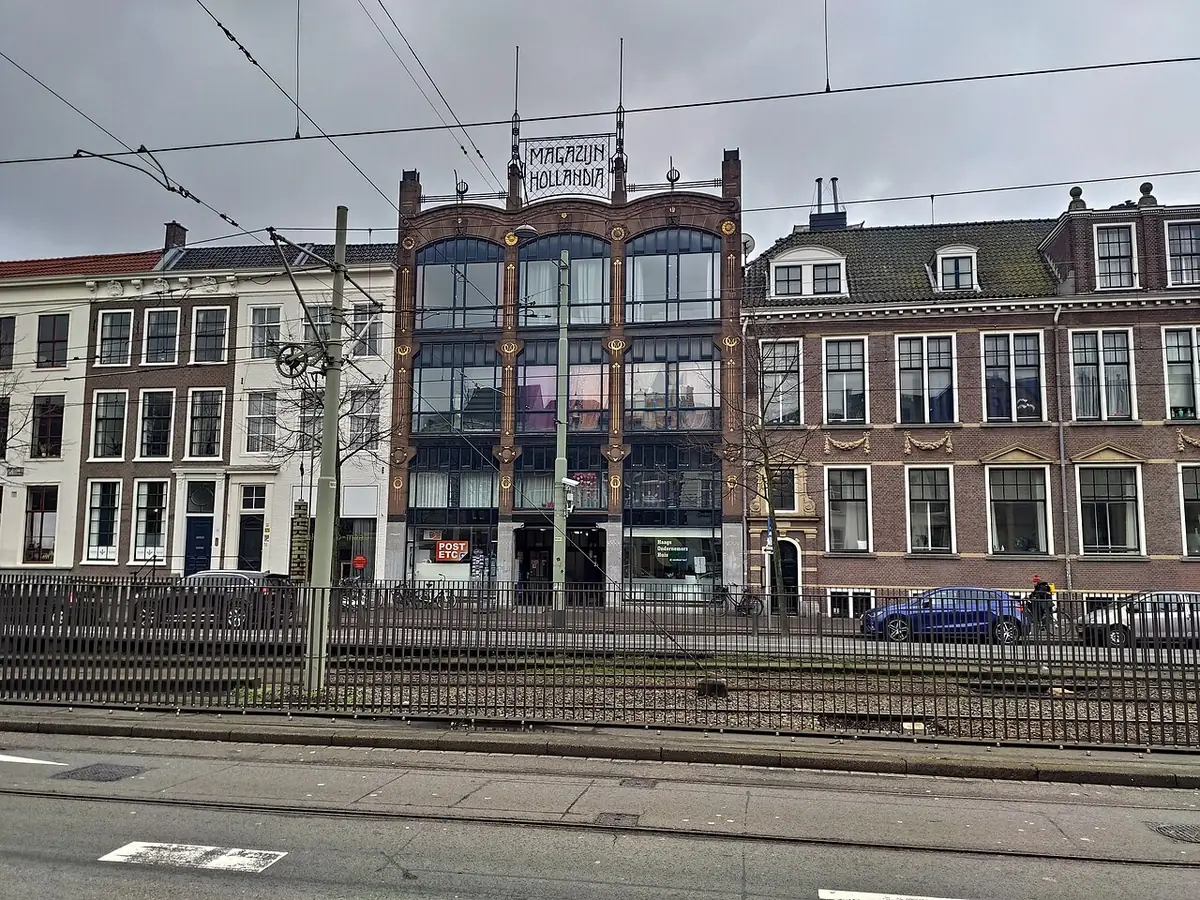 Le magasin Hollandia et des maisons de ville en brique le long de la Prinsegracht, voies de tram au premier plan
