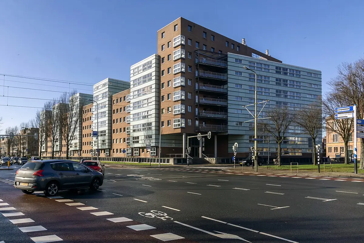 Immeubles modernes en brique et verre le long de la President Kennedylaan, voiture sur la chaussée