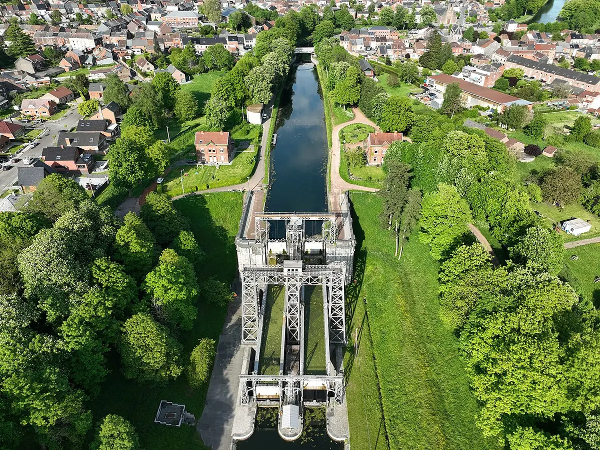 Vue aérienne de l’ascenseur à bateaux du Canal du Centre, entouré de verdure à La Louvière