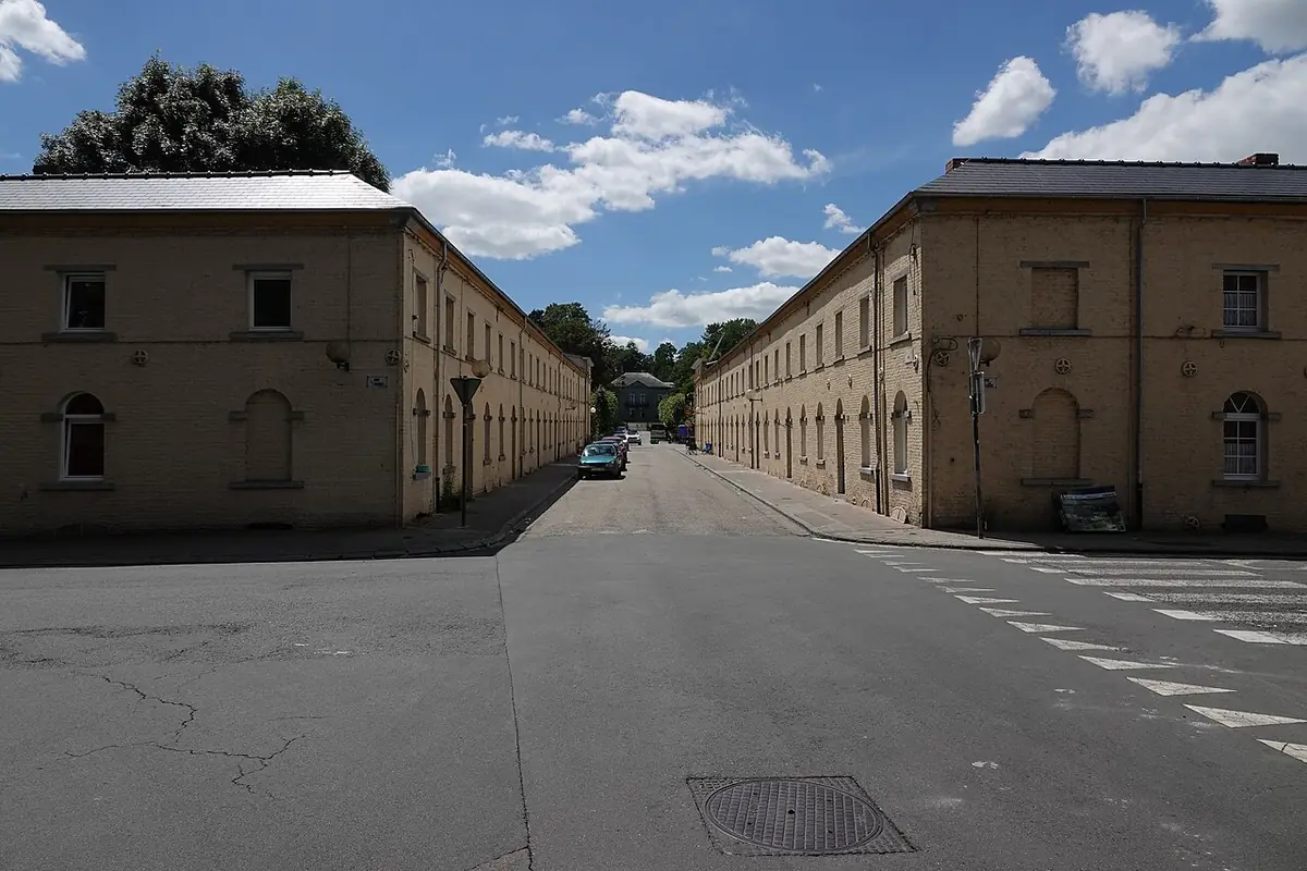 Une rue bordée de bâtiments en briques au site de Bois-du-Luc, La Louvière