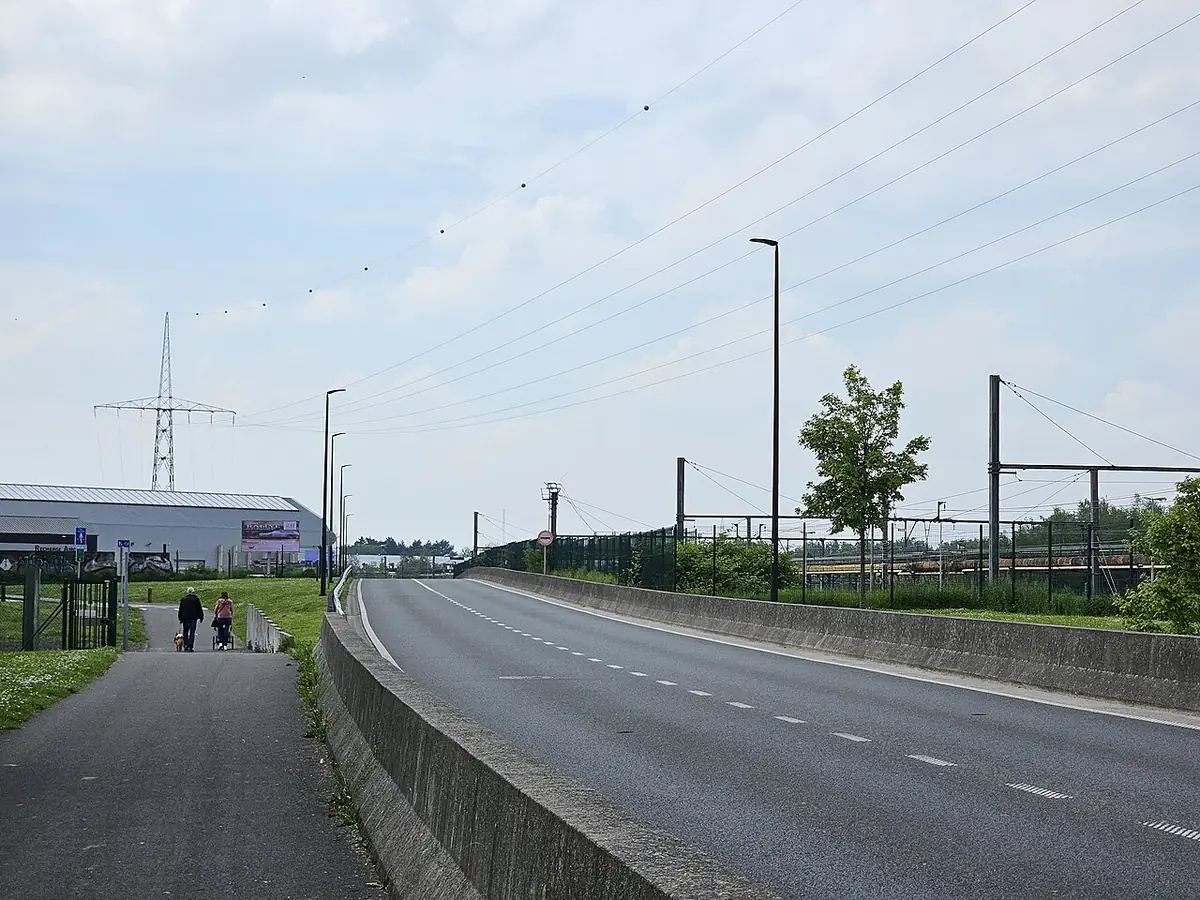 Le boulevard Michel Debauque à La Louvière, piétons au loin
