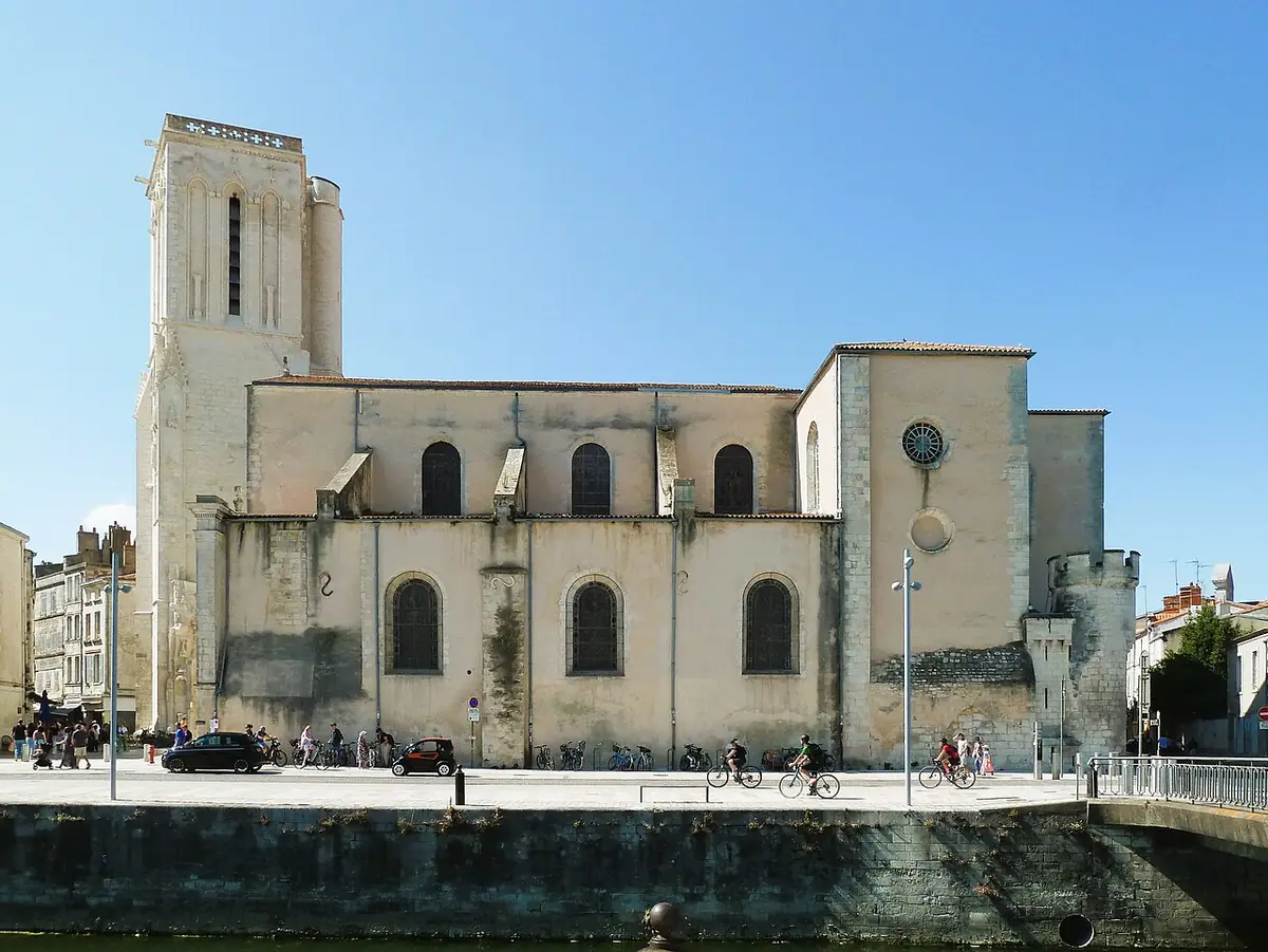 L’église Saint-Sauveur de La Rochelle et son clocher, au bord d’un quai