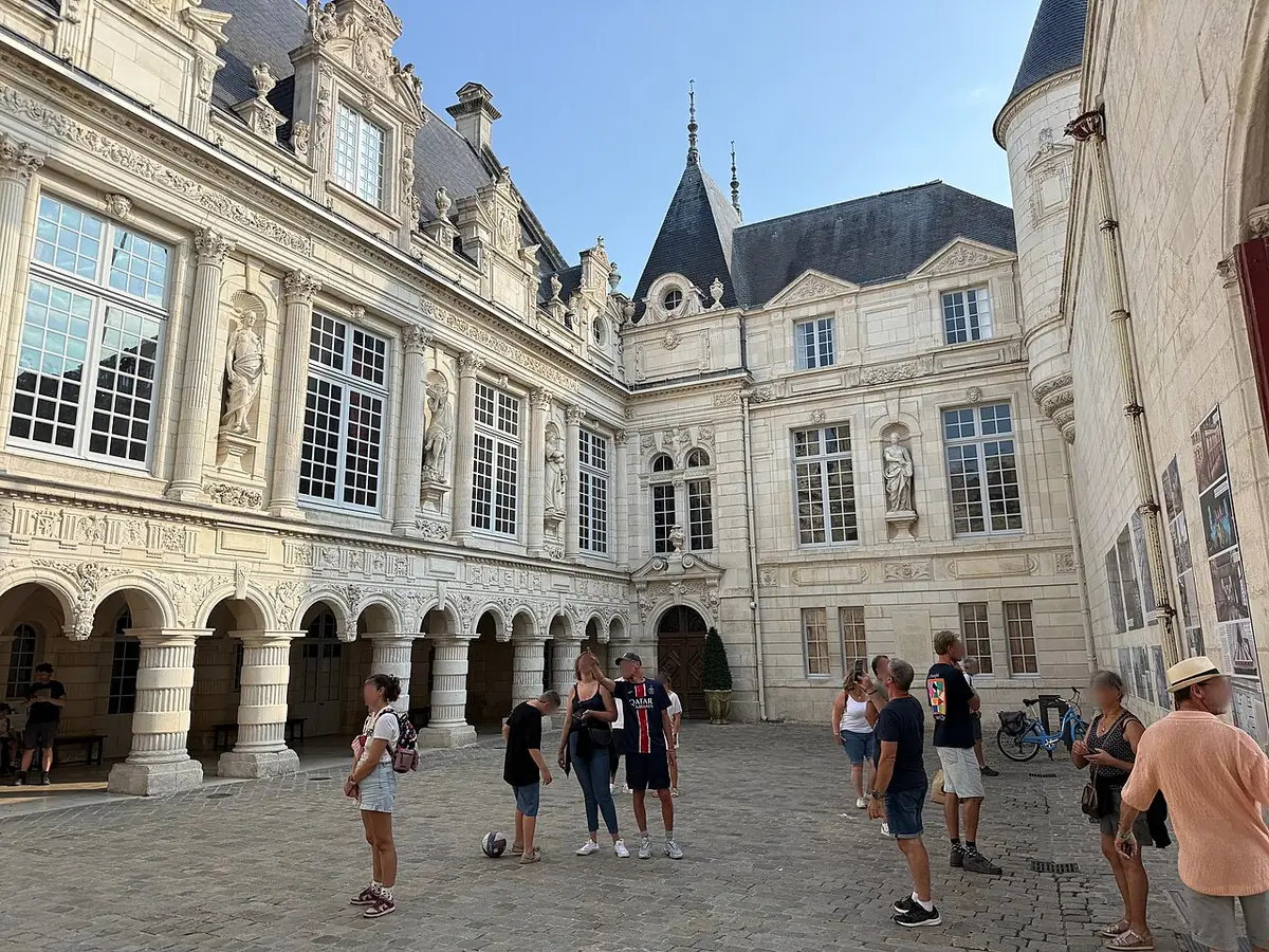 La cour de l’hôtel de ville de La Rochelle, avec ses arcades, ses statues et ses tourelles