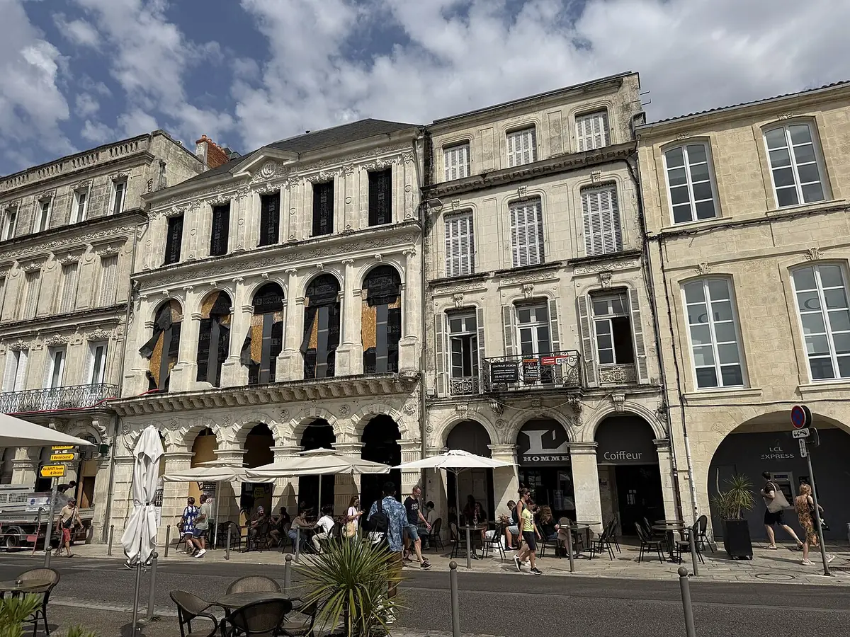 Immeubles en pierre à arcades de la rue Chaudrier, terrasse de café au rez-de-chaussée